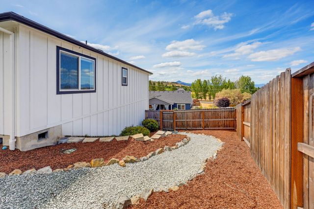 1031 Ruby Meadows Drive, Eagle Point, OR 97524