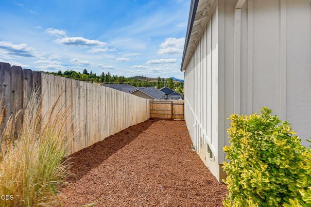 1031 Ruby Meadows Drive, Eagle Point, OR 97524