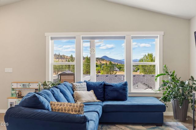 1031 Ruby Meadows Drive, Eagle Point, OR 97524