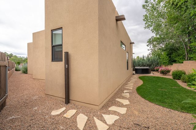 465 Calle Volver, Santa Fe, NM 87505