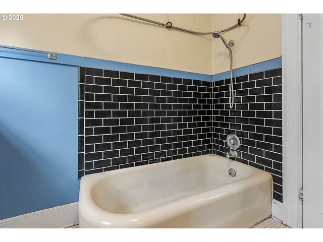 2714 Ne EVERETT St, Portland, OR 97232