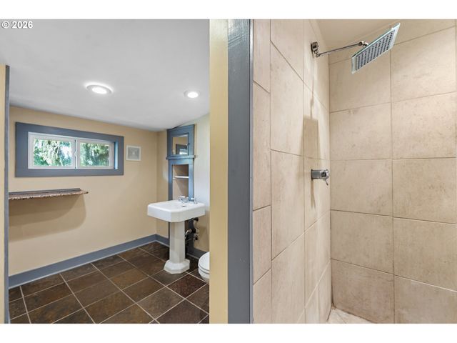 2714 Ne EVERETT St, Portland, OR 97232