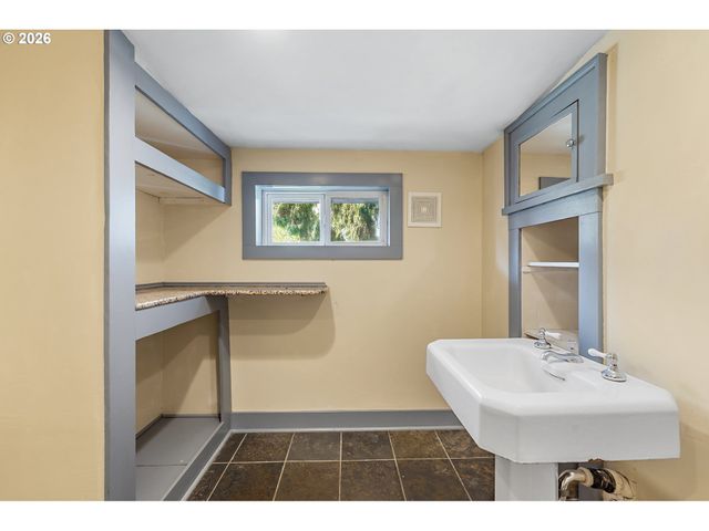 2714 Ne EVERETT St, Portland, OR 97232