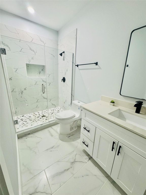 867 S Victory Drive, Houston, TX 77088