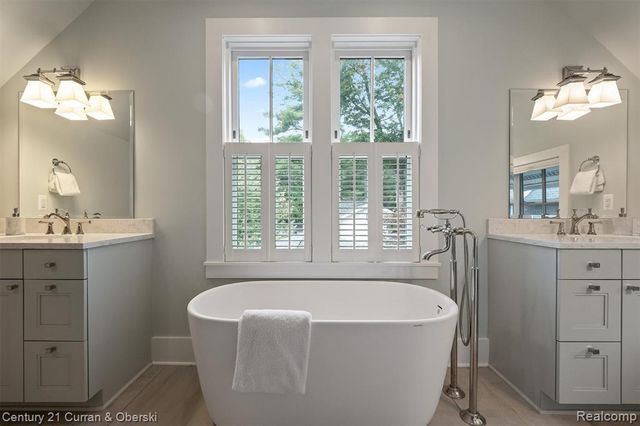 552 W Dunlap St, Northville, MI 48167