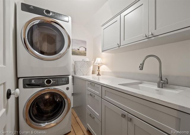 552 W Dunlap St, Northville, MI 48167