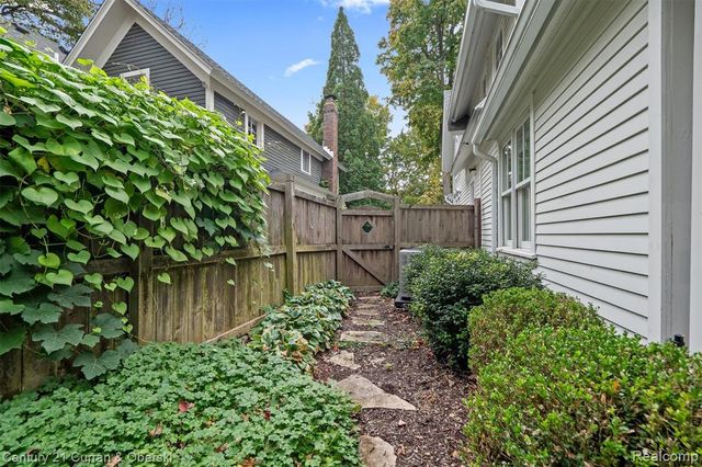 552 W Dunlap St, Northville, MI 48167