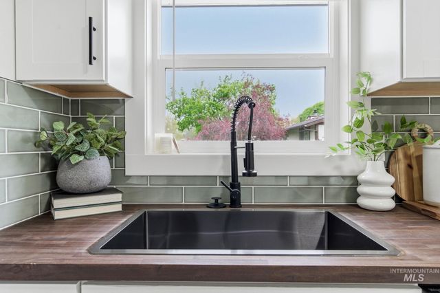 1207 W Chateau Ave, Meridian, ID 83646