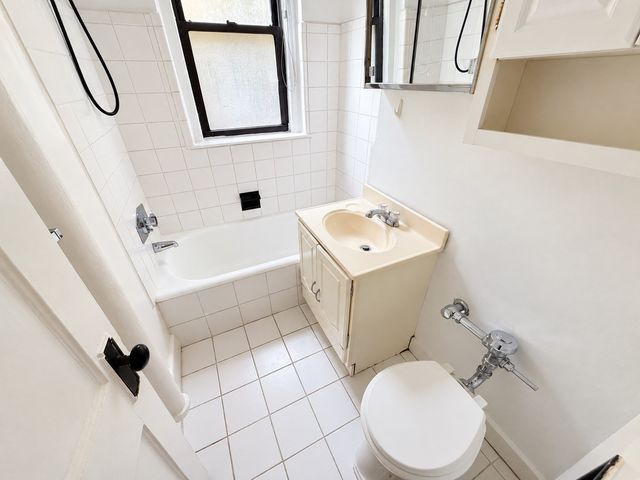 64 Queensberry 114, Boston, MA 02215