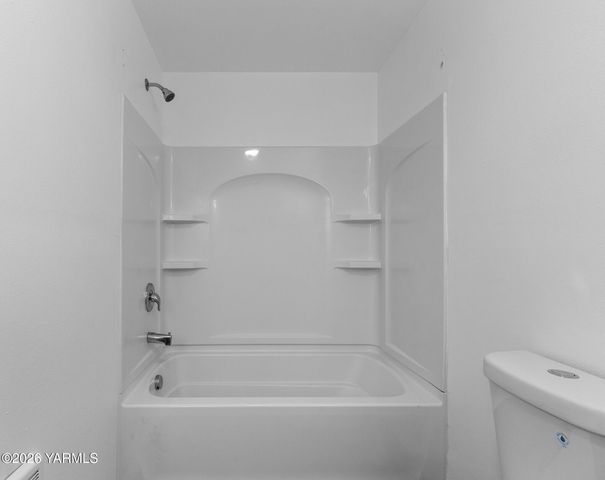 2208 S 3rd Ave, Yakima, WA 98903