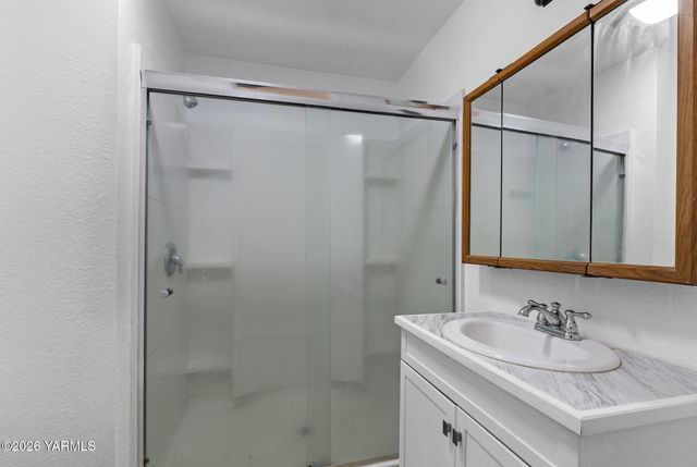 2208 S 3rd Ave, Yakima, WA 98903