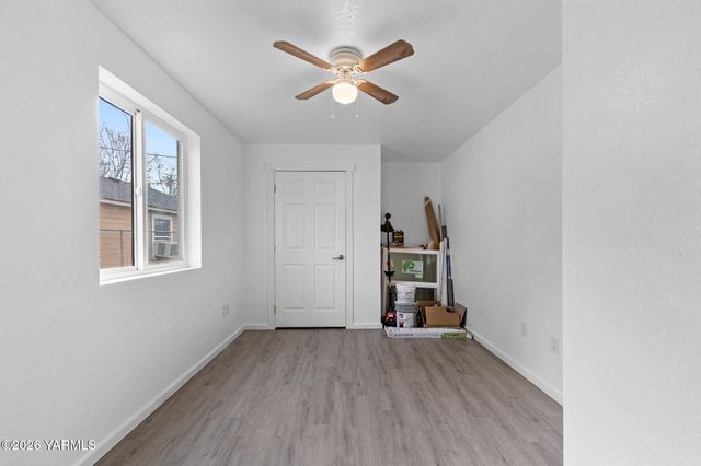 2208 S 3rd Ave, Yakima, WA 98903