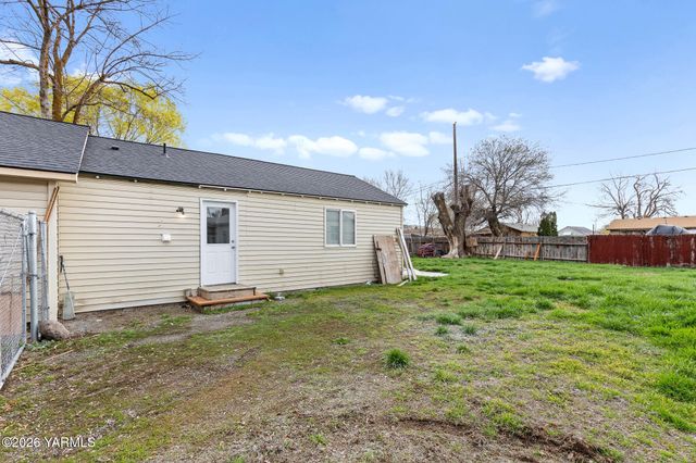 2208 S 3rd Ave, Yakima, WA 98903