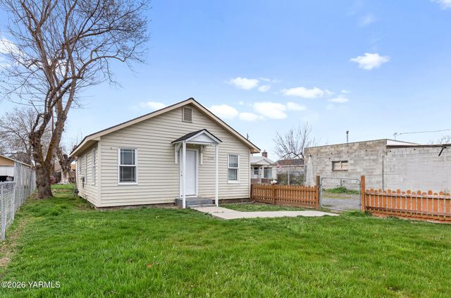2208 S 3rd Ave, Yakima, WA 98903
