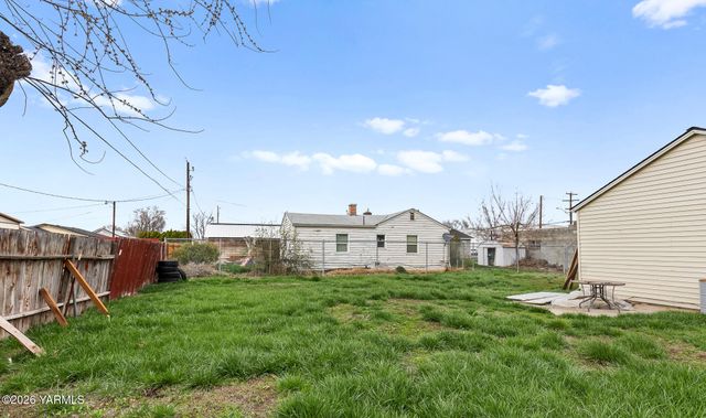 2208 S 3rd Ave, Yakima, WA 98903