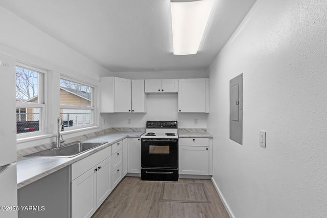 2208 S 3rd Ave, Yakima, WA 98903