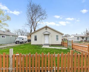 2208 S 3rd Ave, Yakima, WA 98903