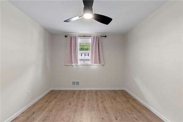 105 Oxford Dr, West Mifflin, PA 15122