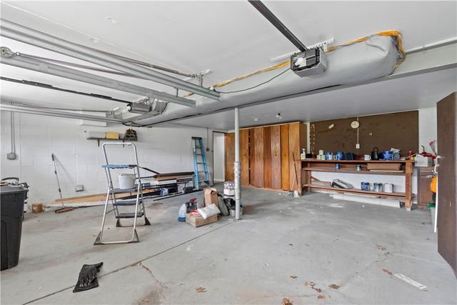 105 Oxford Dr, West Mifflin, PA 15122