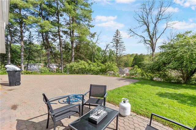 105 Oxford Dr, West Mifflin, PA 15122