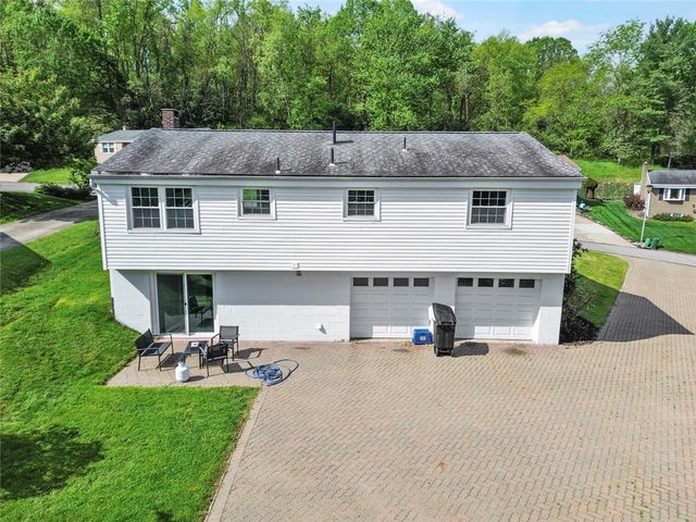 105 Oxford Dr, West Mifflin, PA 15122