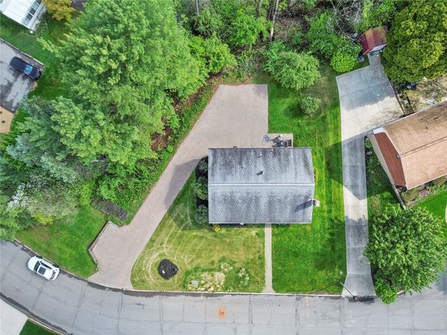 105 Oxford Dr, West Mifflin, PA 15122