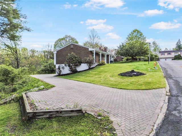 105 Oxford Dr, West Mifflin, PA 15122