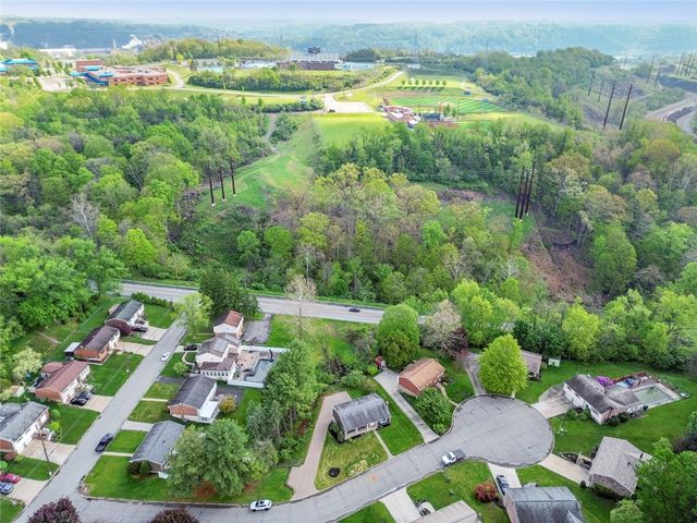 105 Oxford Dr, West Mifflin, PA 15122