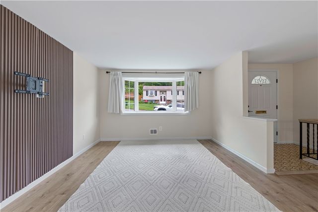 105 Oxford Dr, West Mifflin, PA 15122