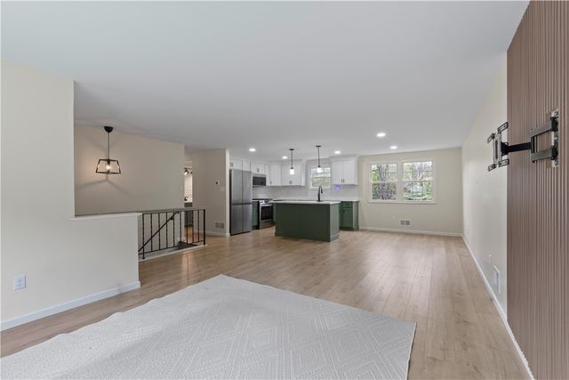 105 Oxford Dr, West Mifflin, PA 15122