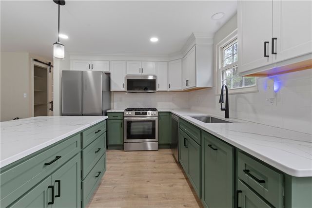105 Oxford Dr, West Mifflin, PA 15122