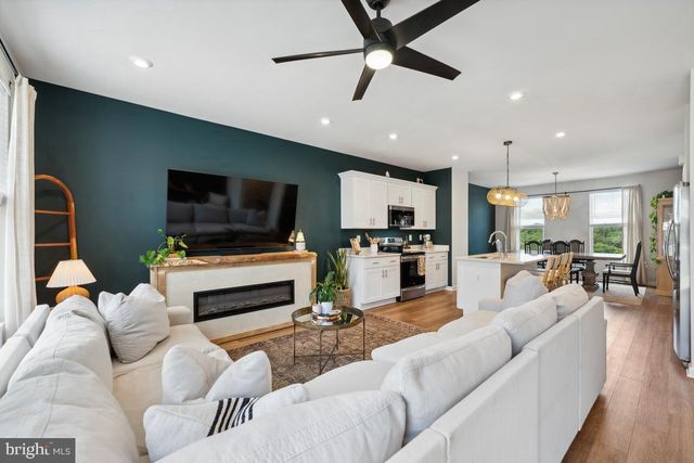 195 PRESIDENTS POINTE AVE, Ranson, WV 25438