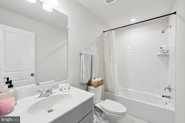 195 PRESIDENTS POINTE AVE, Ranson, WV 25438