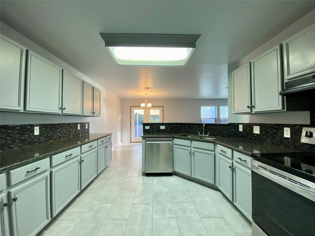 13205 Sea Biscuit DR, Del Valle, TX 78617