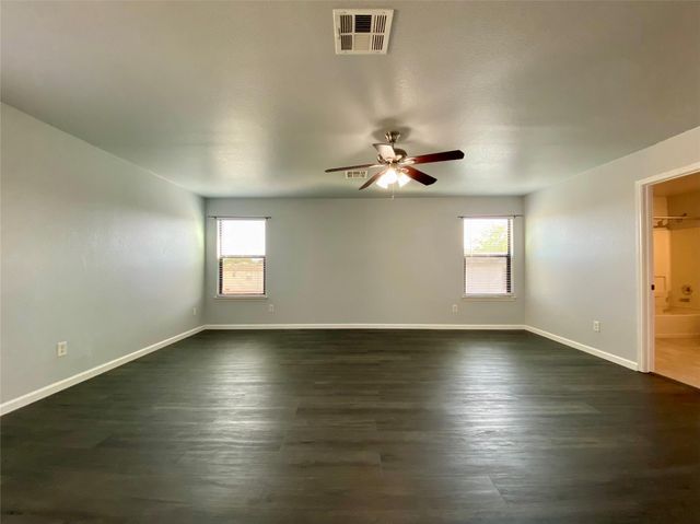 13205 Sea Biscuit DR, Del Valle, TX 78617