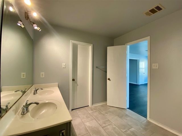 13205 Sea Biscuit DR, Del Valle, TX 78617