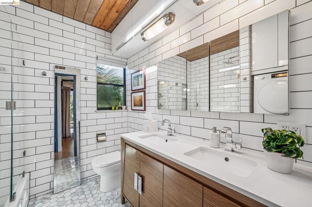 2938 Morgan Ave, Oakland, CA 94602