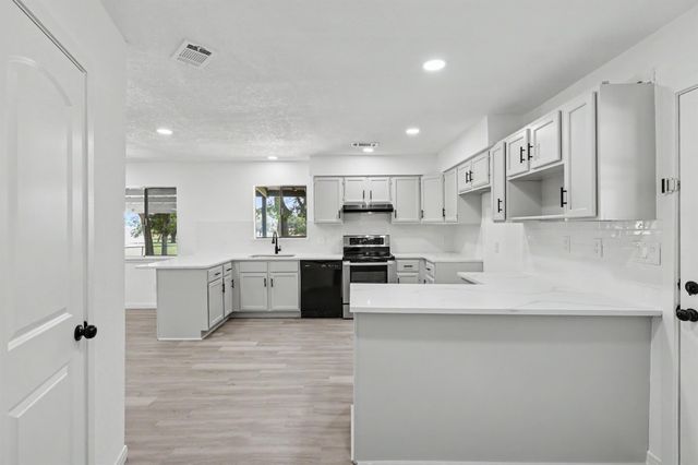 11 Hardy Hollow Drive, New Waverly, TX 77358