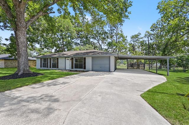 11 Hardy Hollow Drive, New Waverly, TX 77358