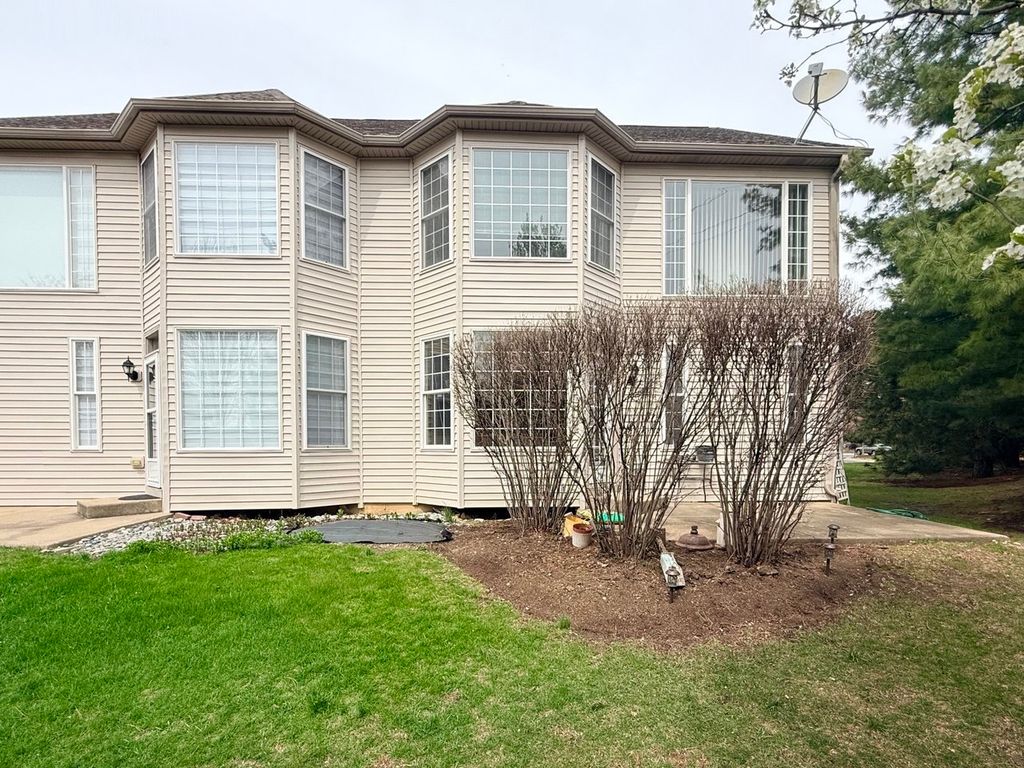 Image 25 of property listing at 930 CASE Street, Naperville, IL 60563