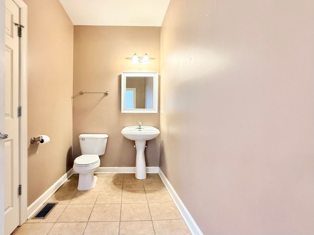Image 8 of property listing at 930 CASE Street, Naperville, IL 60563