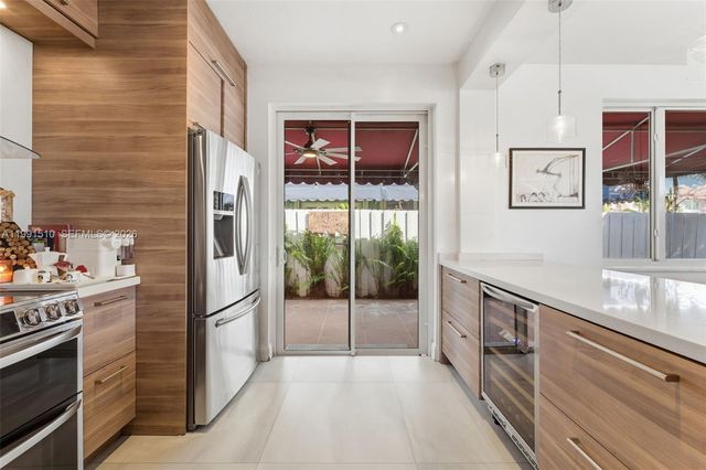 8657 NW 2nd St, Miami, FL 33126