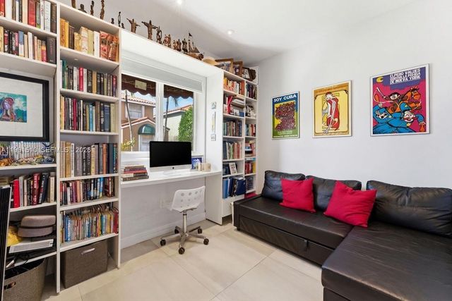 8657 NW 2nd St, Miami, FL 33126