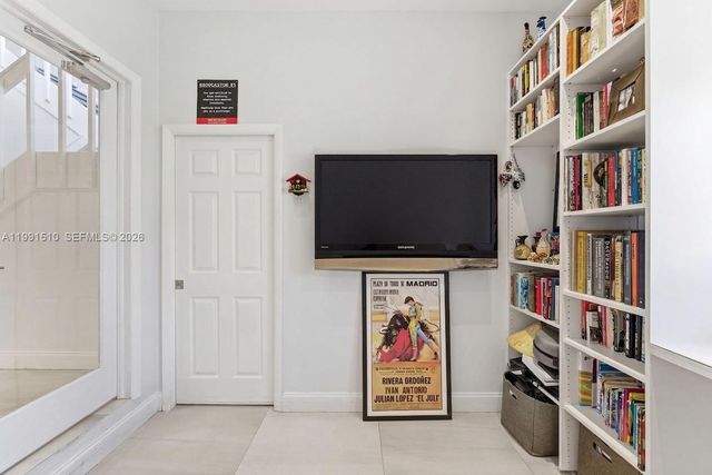 8657 NW 2nd St, Miami, FL 33126