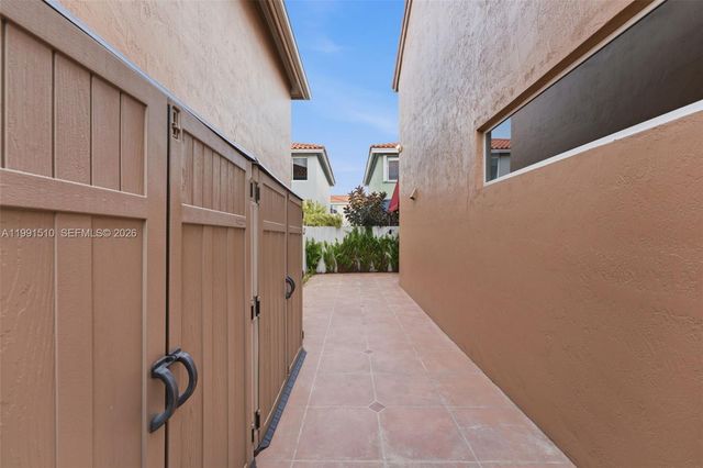 8657 NW 2nd St, Miami, FL 33126