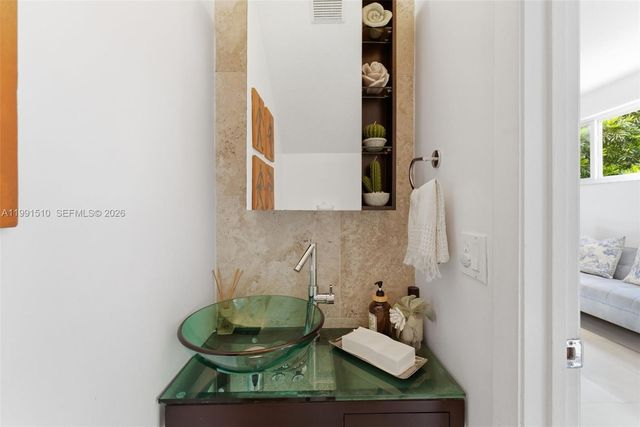 8657 NW 2nd St, Miami, FL 33126