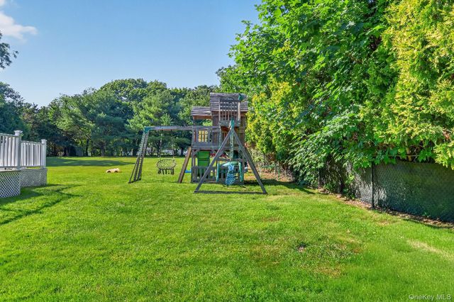 17 Woodlawn Avenue, East Moriches, NY 11940