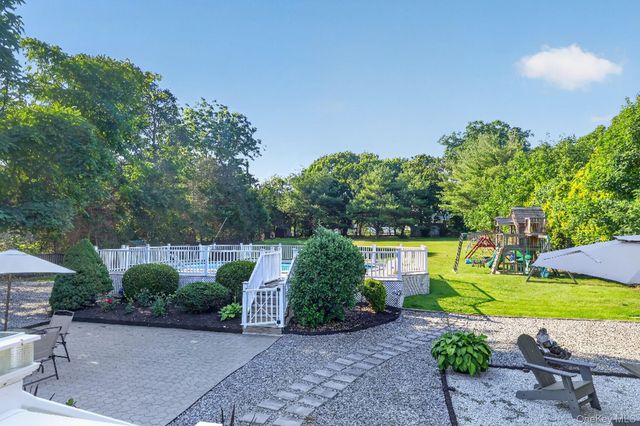 17 Woodlawn Avenue, East Moriches, NY 11940