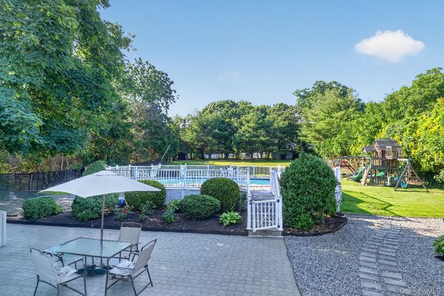 17 Woodlawn Avenue, East Moriches, NY 11940