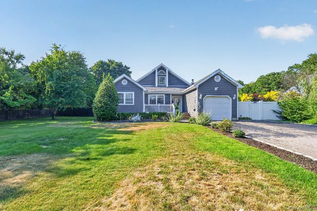 17 Woodlawn Avenue, East Moriches, NY 11940
